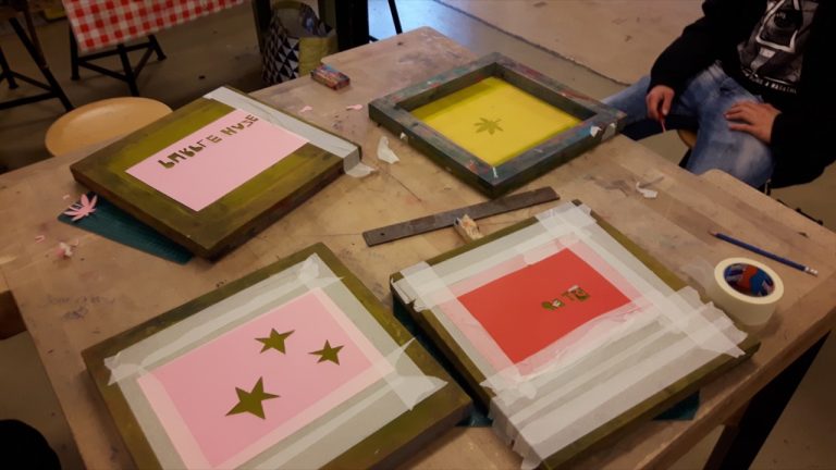Over ons Graffiti op school workshop: leerling spuit kunstwerk met spuitverf onder begeleiding van professionele docent tijdens cultuu