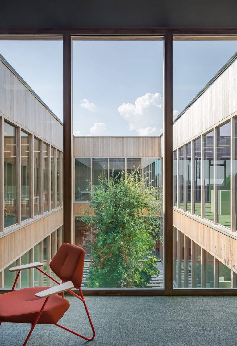 Over ons Moderne woning met natuurlijke houten gevelbekleding in harmonie met de groene omgeving