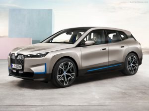 Beroemdheden BMW-voertuig demonstreert het erfgoed van de luchtvaartindustrie door innovatieve technologie en sportief design
