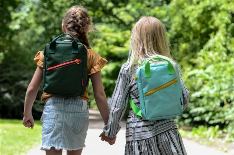 Over ons Verschillende fietsuitrustingen voor kinderen inclusief helm, fluorescerende kleding en passende schoenen